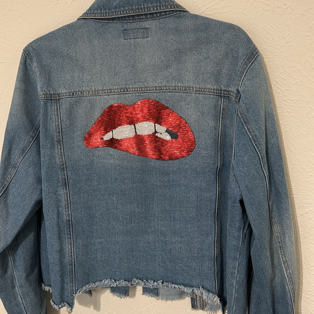 Mod.X Crop Denim Jacket with Sequin Lip Patch, Size XL - Trendy and Fun